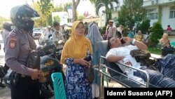 Evacuation de patients après un tremblement de terre de magnitude 6,2 qui a endommagé un hôpital local à West Pasaman, dans la province indonésienne de West Sumatra, le 25 février 2022.
