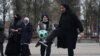 Foto ilustrasi yang menunjukkan sejumlah perempuan berhijab bermain bola di depan balai kota Lille, Prancis, sebagai bentuk protes atas pelarangan hijab dalam kompetisi olahraga di Prancis, pada 16 Februari 2022. (Foto: Reuters/Pascal Rossignol)