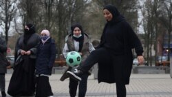 Foto ilustrasi yang menunjukkan sejumlah perempuan berhijab bermain bola di depan balai kota Lille, Prancis, sebagai bentuk protes atas pelarangan hijab dalam kompetisi olahraga di Prancis, pada 16 Februari 2022. (Foto: Reuters/Pascal Rossignol)