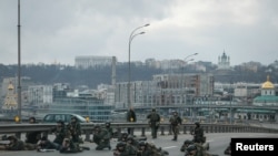ရုရှားကစစ်ဆင်ရေးစတင်ခဲ့ပြီးတဲ့နောက် Kyiv မြို့အလယ်မှာ လုံခြုံရေးယူနေတဲ့ ယူကရိန်း အမျိုးသားအစောင့်တပ်ဖွဲ့ဝင်များ။ (ဖေဖေါ်ဝါရီ ၂၅၊ ၂၀၂၂) 
