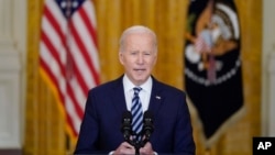 Prezidan Joe Biden Pale sou envazyon La Risi fe nan Ikren depi Chanm Es Lamezonblanch la, Jedi 24 Fevriye 2022. 