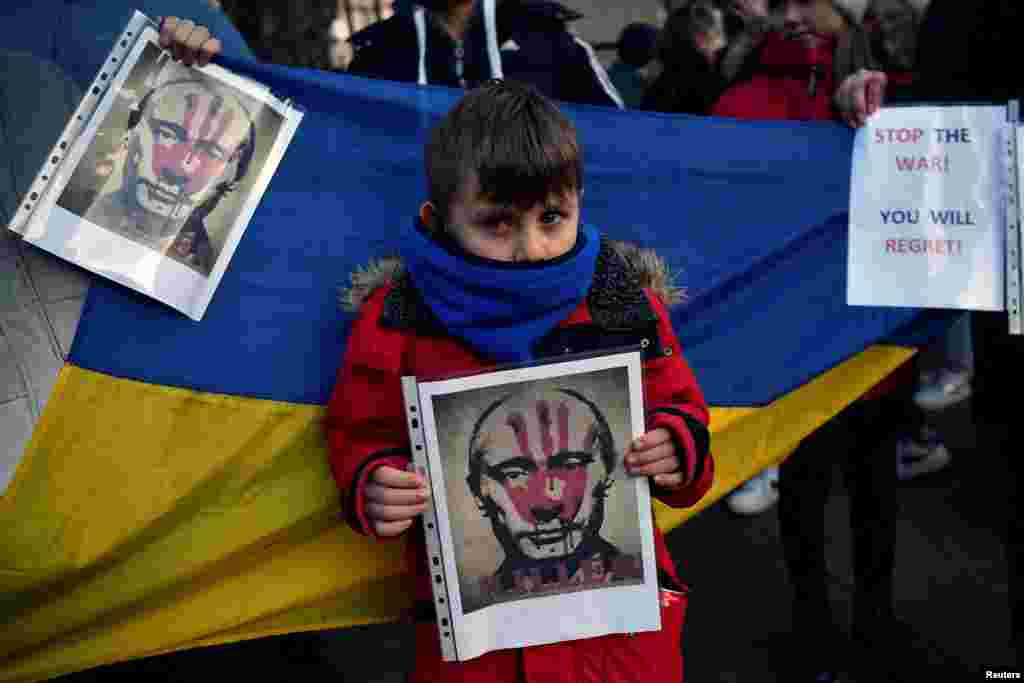David Porogovskyy, de siete años, sostiene un cartel durante una protesta fuera de los edificios gubernamentales.