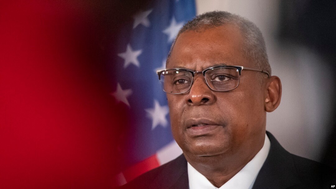 El secretario de Defensa de Estados Unidos, Lloyd J. Austin III, durante una conferencia de prensa luego de su reunión con el ministro de Relaciones Exteriores de Lituania, Gabrielius Landsbergis, en Vilna, Lituania, el sábado 19 de febrero de 2022. (AP Foto/Mindaugas Kulbis)