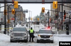 Polisi Kanada memperketat penjagaan di sekitar gedung parlemen di Ottawa, Ontario, Kanada , 20 Februari 2022. (REUTERS/Lars Hagberg)