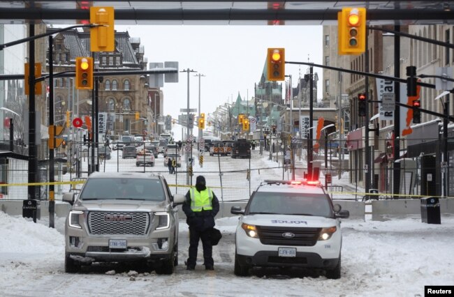 Polisi Kanada memperketat penjagaan di sekitar gedung parlemen di Ottawa, Ontario, Kanada , 20 Februari 2022. (REUTERS/Lars Hagberg)