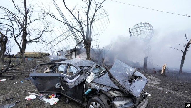 Restos de un radar, un vehículo y otros equipos en una instalación militar ucraniana en las afueras de Mariupol, Ucrania, el 24 de febrero de 2022.