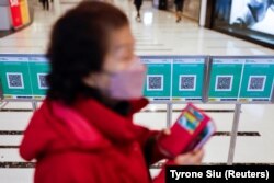 Aplikasi pelacakan kontak COVID-19 pada hari pertama peluncuran paspor vaksin di Hong Kong, 24 Februari 2022. (Foto : REUTERS/Tyrone Siu)