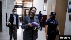 Erika Lorena Aifan, jueza de la corte de alto riesgo de Guatemala, camina hacia una sala del imponente edificio judicial en la Ciudad de Guatemala, Guatemala, 22 de febrero de 2022. 