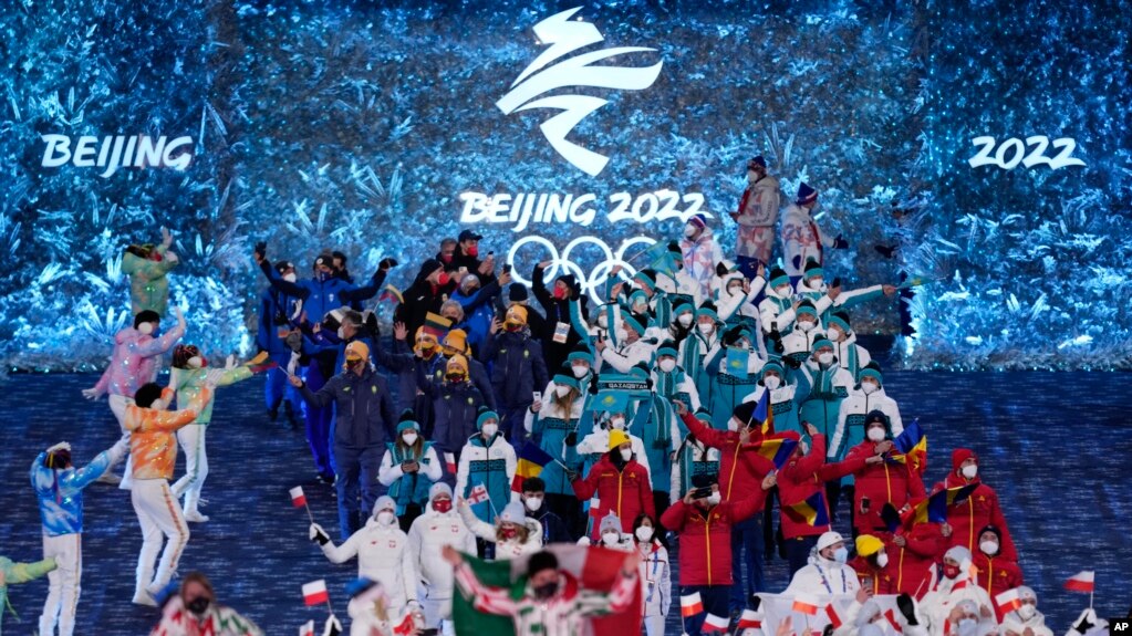 2022年2月20日，各国体育代表团参加北京冬奥会的闭幕式（美联社）。(photo:VOA)