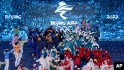 2022年2月20日，各国体育代表团参加北京冬奥会的闭幕式（美联社）。