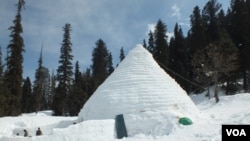 The world's highest igloo cafe at 2500 meters above sea level in Gulmarg. (Bilal Hussain/VOA)