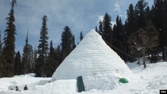 The world's highest igloo cafe at 2500 meters above sea level in Gulmarg. (Bilal Hussain/VOA)