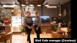 ຜູ້ຈັດການຂອງຮ້ານ Stella Cafe by Landmark (ຂວາ) ແລະພະນັກງານຂອງຮ້ານ.