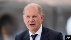 Kanselir Jerman Olaf Scholz menjawab wartawan saat wawancara, 9 Juli 2021, di Venesia, Italia, Jumat, 9 Juli 2021. (Foto: AP)