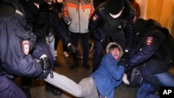 Policías detienen a manifestantes en San Petersburgo, Rusia, el jueves 24 de febrero de 2022. Cientos de personas protestaron en Moscú y San Petersburgo contra el ataque de Rusia a Ucrania. (Foto AP/Dmitry Lovetsky)