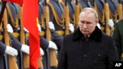 Ruski predsednik Vladimir Putin na ceremoniji polaganja venaca na Grob neznanong junaka blizu Kremlja, 23. februara 2022. 
