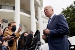 Presiden AS Joe Biden memberikan keterangan kepada media sebelum meninggalkan pelataran selatan Gedung Putih Washington DC dengan helikopter Kepresidenan AS, Marine One, 17 Februari 2022. ( (AP/Patrick Semansky)