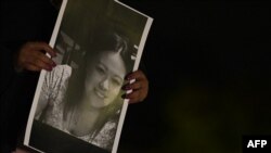 En la imagen de archivo una mujer participa en una vigilia por las mujeres desaparecidas en el Día Internacional de la Eliminación de la Violencia contra la Mujer en San Salvador, el 25 de noviembre de 2021.