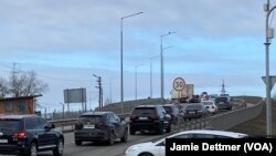 Roads on the outskirts of Kyiv were clogged Feb. 25, 2022. (Jamie Dettmer/VOA)