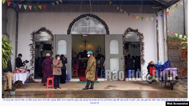 Cán bộ đứng phía trước nơi mà chính quyền cho là "điểm sinh hoạt tôn giáo xây dựng trái phép" tại khu phố Độc Lập, thị trấn Vụ Bản. Photo Bao Hoa Binh.