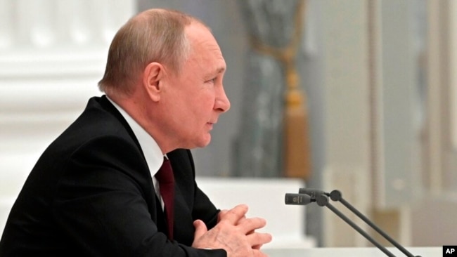 Presidenti Putin flet gjatë takimit me Këshillin rus të Sigurisë në Kremlin (21 shkurt 2022)