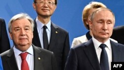 Kalaka mokonzi ya ONU Antonio Guterres (L) na mokonzi ya Russie Vladimir Poutine na bokutani na Berlin, Allemagne, 19 janvier 2020