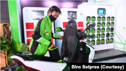 FILE - Salah satu pengendara Gojek Ismail berbincang dengan Presiden tentang kemudahan mengendarai motor listrik. (Foto: Courtesy/Biro Setpres)