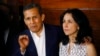 El expresidente de Perú Ollanta Humala está acompañado por su esposa Nadine Heredia mientras habla con periodistas en la entrada de su casa después de que fueron liberados de prisión en Lima, Perú, el 30 de abril de 2018. 