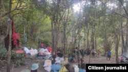 ကန်ပက်လက်မြို့နယ်အတွင်းက အိမ်မီးရှို့ခံရတဲ့မိသားစုများ။ (ဖေဖေါ်ဝါရီ ၂၃၊ ၂၀၂၂။ ဓာတ်ပုံ-Khonumthung Daily News)