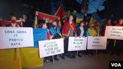 Skup solidarnosti sa Ukrajinom u Podgorici, 25. februara 2022. (Foto: VOA)