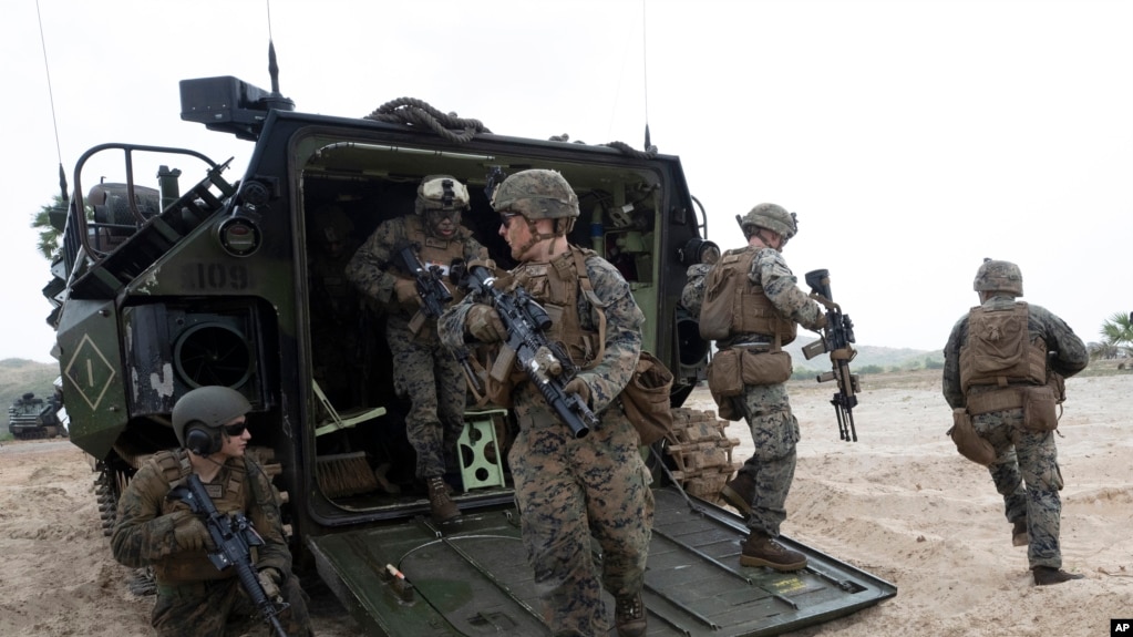 资料照片：参加2020年“金色眼镜蛇”演习的美国军人在泰国东部海滩登陆（2020年2月28日）(photo:VOA)