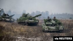 Des militaires ukrainiens réalisent des manoeuvres d'entraînement en Ukraine, le 22 février 2022.