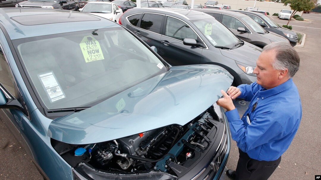 Seorang manajer penjualan memeriksa mobil Honda di sebuah tempat penjualan di Tempe, Arizona. 