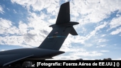 U.S. airmen unload at Soto Cano Air Base, Honduras in 2024. [Fotografía: Fuerza Aérea de EE.UU.]