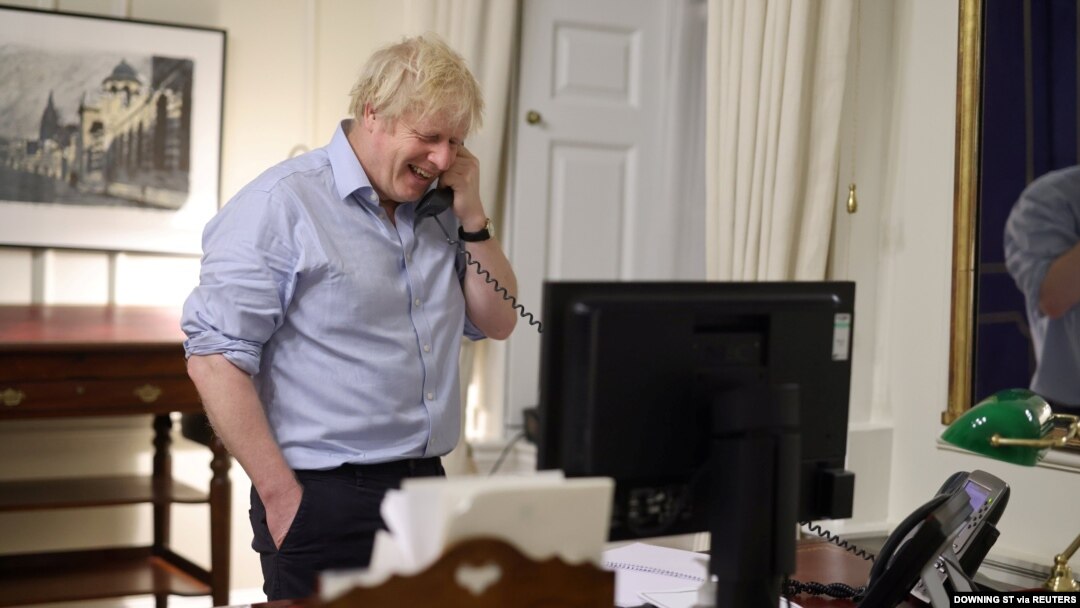 Britanski premijer Boris Džonson razgovara telefonom sa predsednikom SAD Džoom Bajdenom, u Londonu, 23. januara 2021, na fotografiji koja je objavljena na društvenim mrežama.