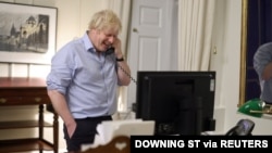 Britanski premijer Boris Džonson razgovara telefonom sa predsednikom SAD Džoom Bajdenom, u Londonu, 23. januara 2021, na fotografiji koja je objavljena na društvenim mrežama.