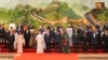 Foto dos líderes africanos que participam na cimeira China-Afrca 2024 juntamente com o anfitrião o Presidente chinês, Xi Jinping, e a espos,a Peng Liyuan, 4 setembro 2024