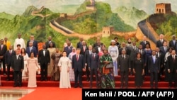 Foto dos líderes africanos que participam na cimeira China-Afrca 2024 juntamente com o anfitrião o Presidente chinês, Xi Jinping, e a espos,a Peng Liyuan, 4 setembro 2024