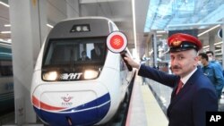 En esta foto proveída por el Ministerio de Transporte de Turquía, el ministro Adil Karaismailoglu posa en la estación de trenes de Ankara, al reanudarse el servicio ferroviario interno suspendido dos meses por la pandemia de COVID-19. Mayo 28, 2020. 