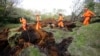 Para penyelamat dan anjing pelacak memeriksa kerusakan di sekitar tanah longsor akibat gempa di Minamiaso, prefektur Kumamoto, Jepang (17/4). (AP/Shizuo Kambayashi)