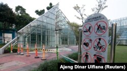 Kawasan Taman Menteng di Jakarta ditutup untuk umum sejak pemerintah pusat menerapkan pembatasan aktivitas untuk mencegah penyebaran COVID-19 di Jawa dan Bali. Foto diambil pada 3 Juli 2021. (Foto: Reuters/Ajeng Dinar Ulfiana)