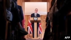 El primer ministro británico, Keir Starmer, ofrece una conferencia de prensa al final de la primera reunión de su gabinete en Downing Street, Londres, el 6 de julio de 2024.