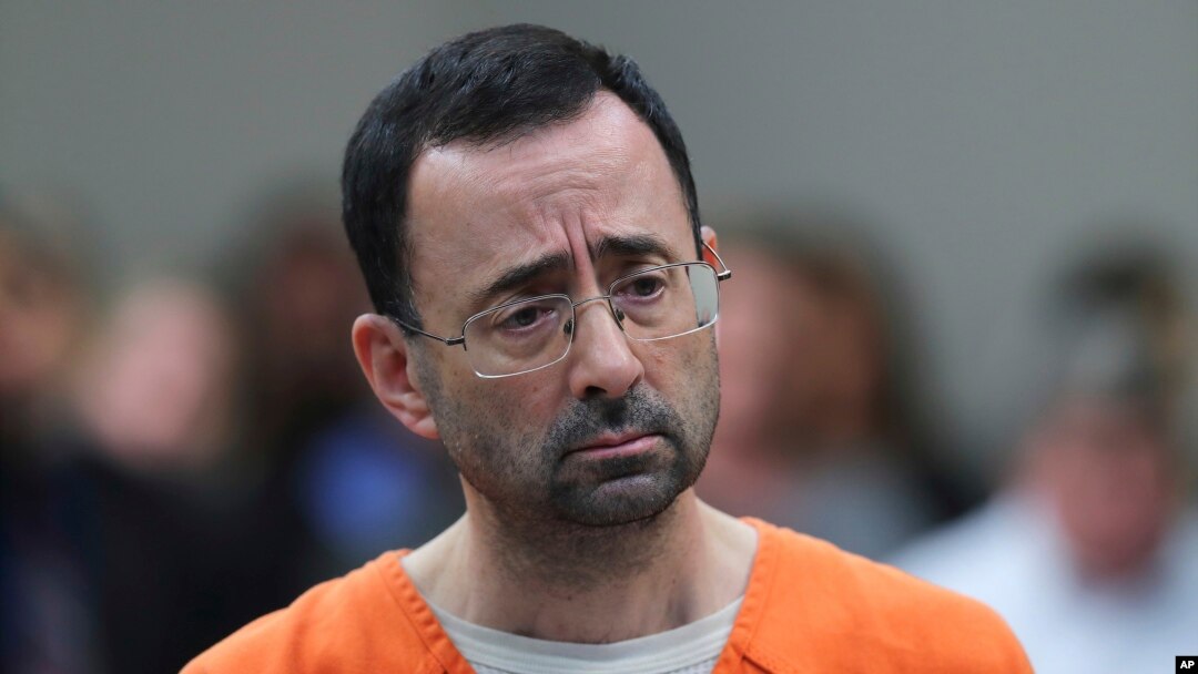 El Dr. Larry Nassar aguarda sentencia por casos de abuso sexual en una corte de circuito en Lansing, Michigan, el miércoles, 24 de enero de 2018.