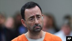 El Dr. Larry Nassar aguarda sentencia por casos de abuso sexual en una corte de circuito en Lansing, Michigan, el miércoles, 24 de enero de 2018.