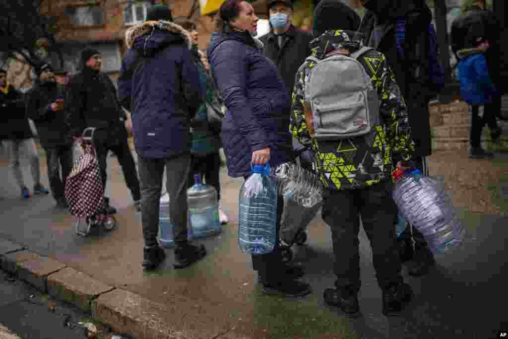 Residentes hacen cola para comprar agua en Kiev, Ucrania.