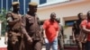 Le leader du principal parti d'opposition tanzanien, Freeman Mbowe (au centre, en rouge), arrive à la Haute Cour de Dar es Salaam, en Tanzanie, le 18 février 2022.
