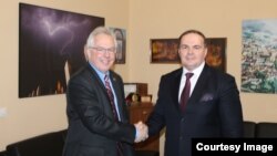 Novoimenovani ambasador Sjedinjenih Američkih Država u Bosni i Hercegovini (BiH) Michael John Murphy i načelnik Odjela za diplomatski protokol Ministarstva vanjskih poslova BiH Mirsad Bešić.