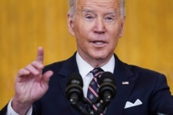 Prezidan Joe Biden bay yon kont randi sakap pase ak La Risi ak Ikren pandan yon diskou nan Lamezonblanch nan Washington, 22 Fevriye 2022.