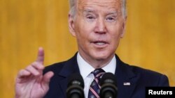 Prezidan Joe Biden bay yon kont randi sakap pase ak La Risi ak Ikren pandan yon diskou nan Lamezonblanch nan Washington, 22 Fevriye 2022. 