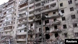 Rusya'nın gece düzenlediği roket saldırıları çok sayıda apartman binasını enkaz haline getirdi.